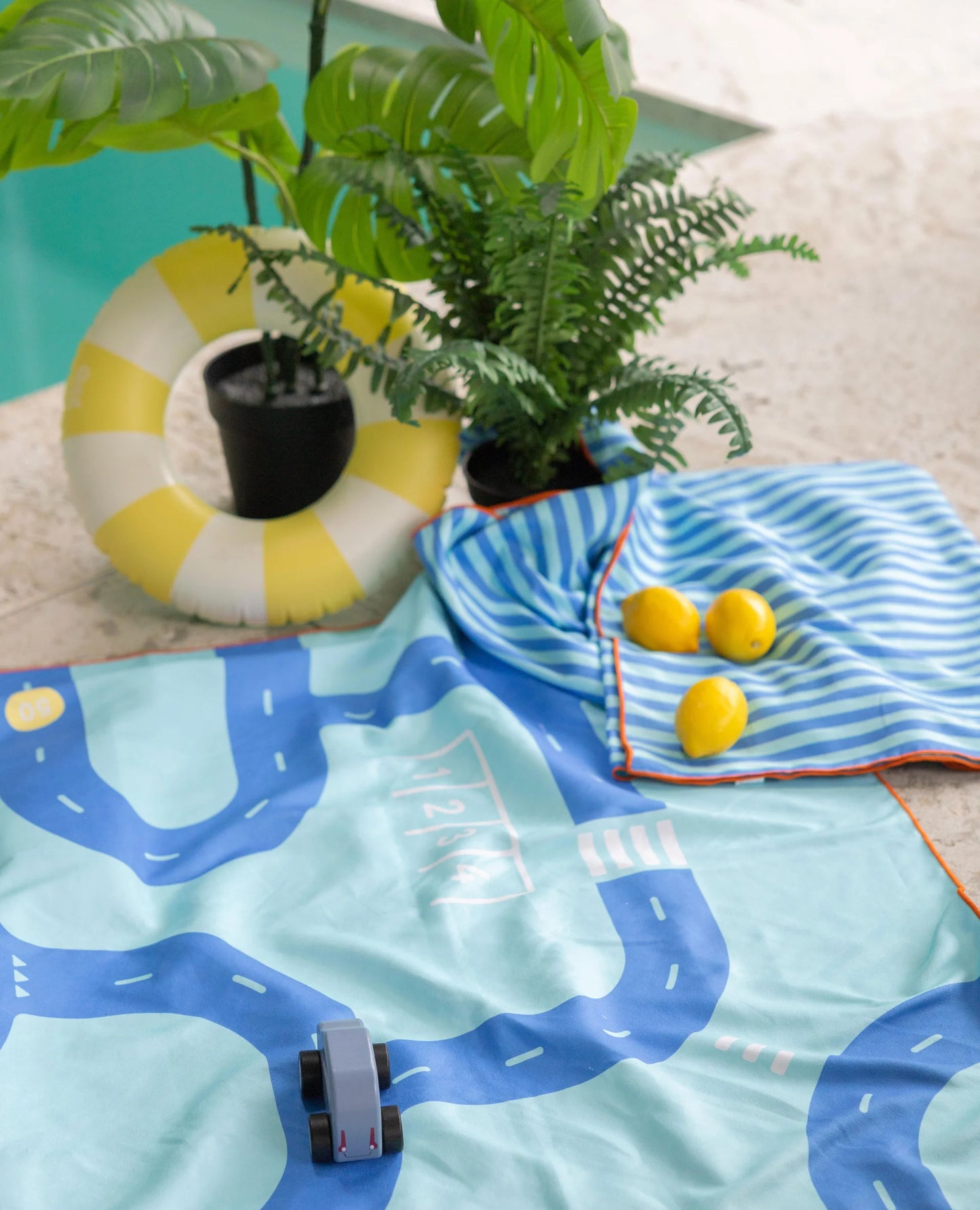 Quut - Play towel L 180 x 100 cm - Road