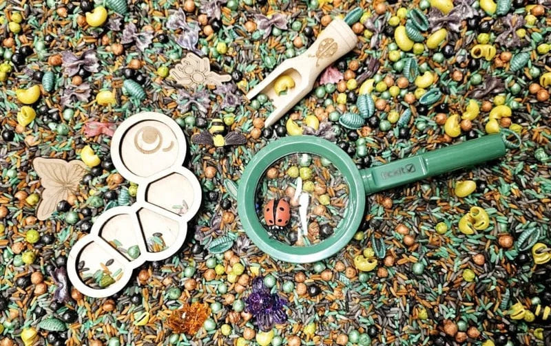 SensoryFun PourAndPlay Backyard bugs