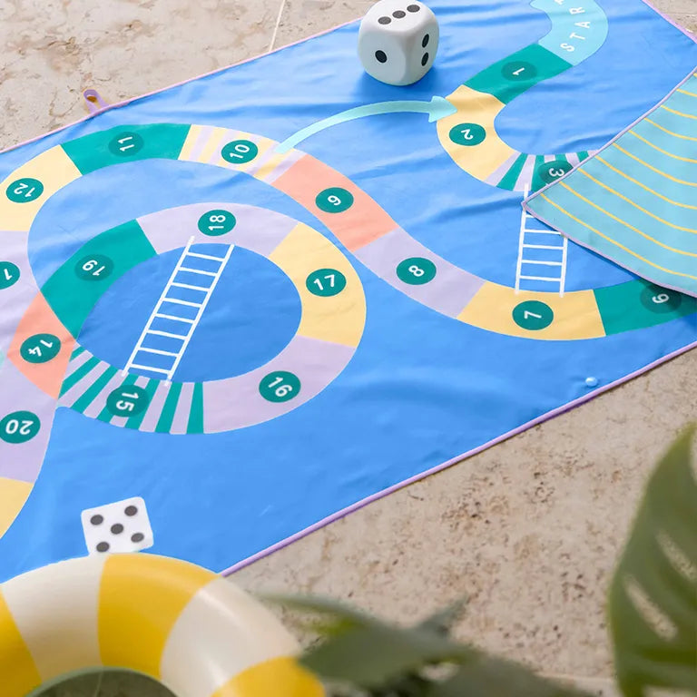 Quut - Play towel L 180 x 100 cm - Snakes & ladders